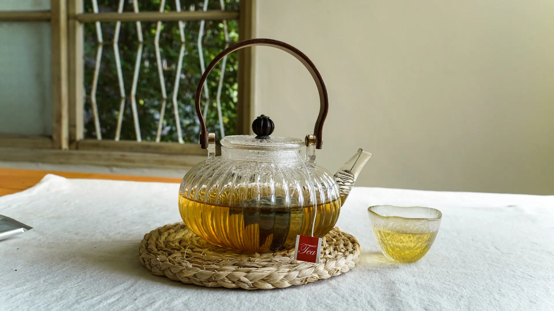 琥珀色的山苦瓜茶湯